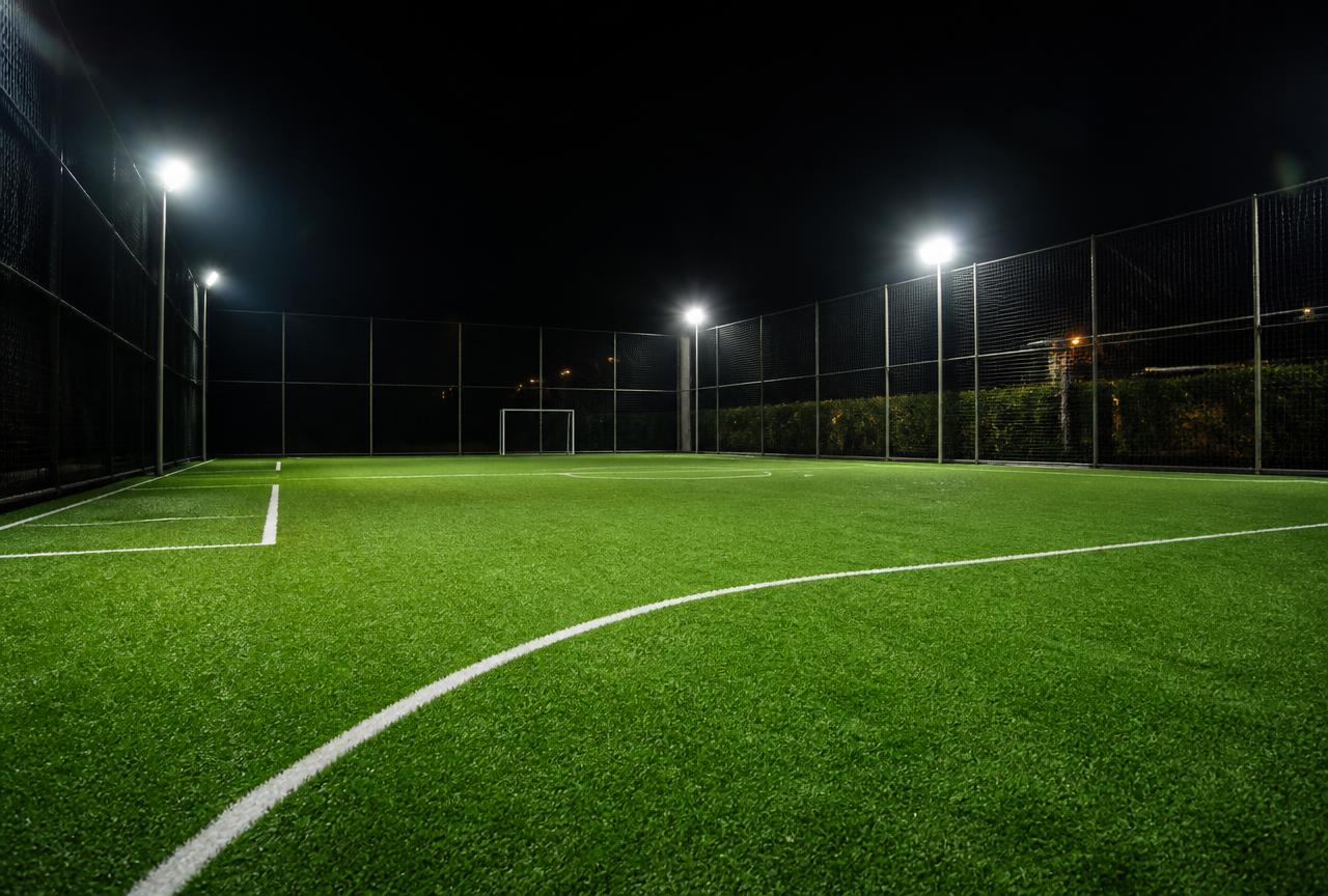 Campo sintético iluminado da Arena JD